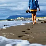 Homestay Surfers Getaway - Staycation *